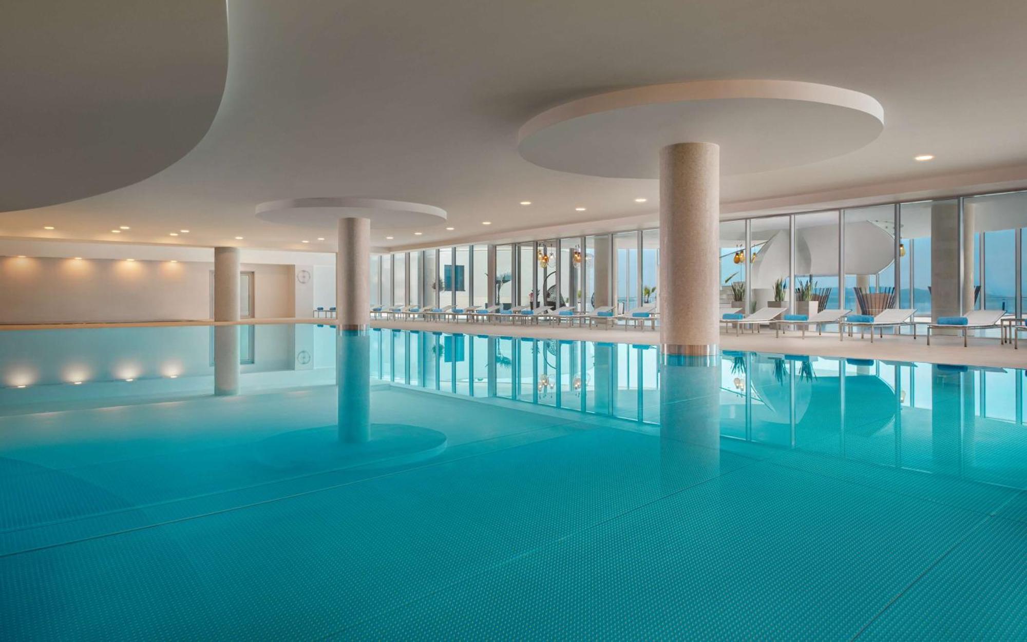 Hilton Rijeka Costabella Beach Resort And Spa Eksteriør bilde The swimming pool at the hotel
