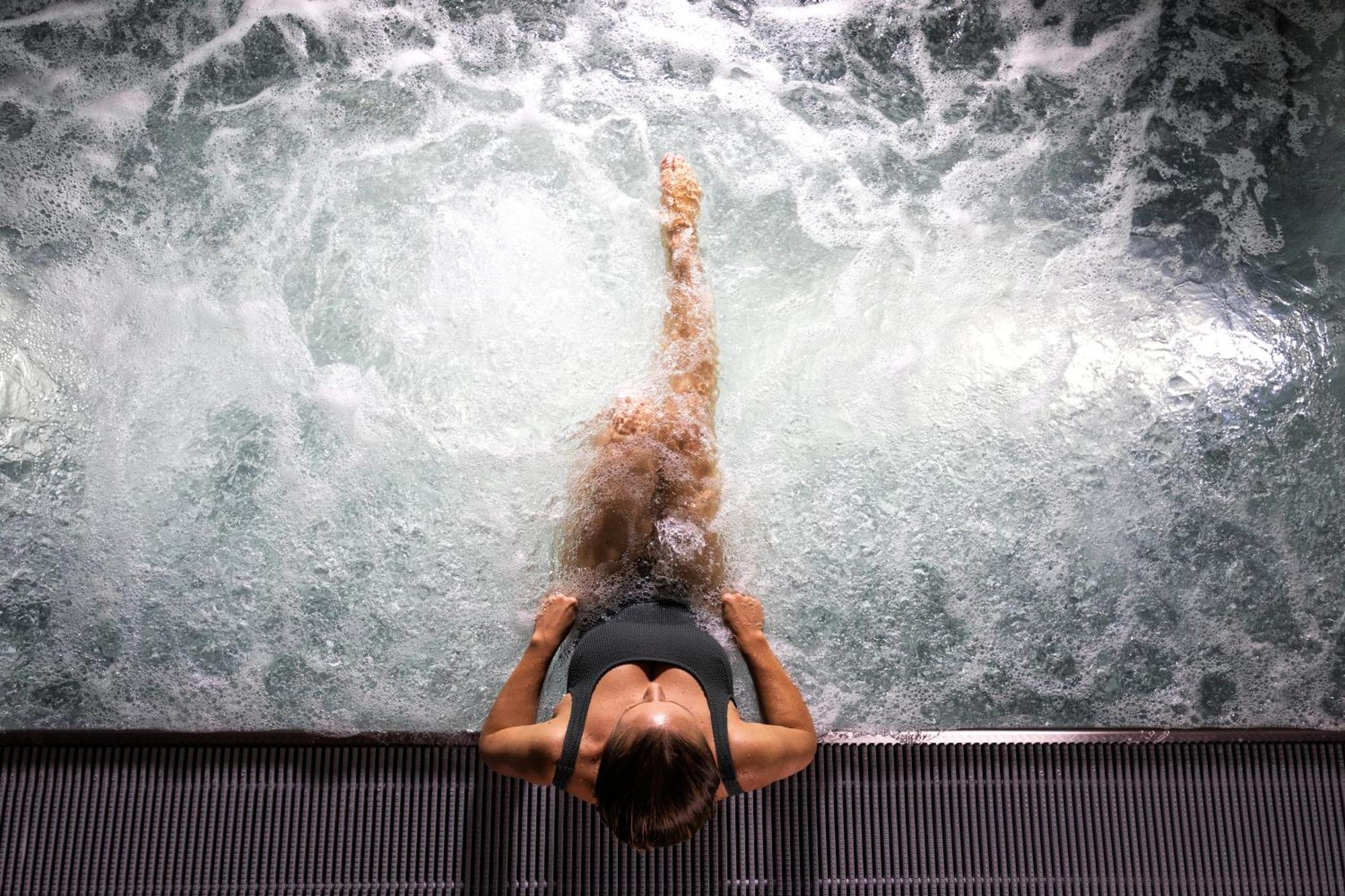 Hilton Rijeka Costabella Beach Resort And Spa Eksteriør bilde A woman in a whirlpool