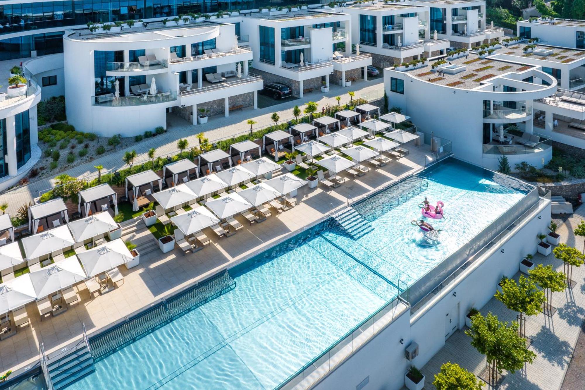 Hilton Rijeka Costabella Beach Resort And Spa Eksteriør bilde The hotel's rooftop pool