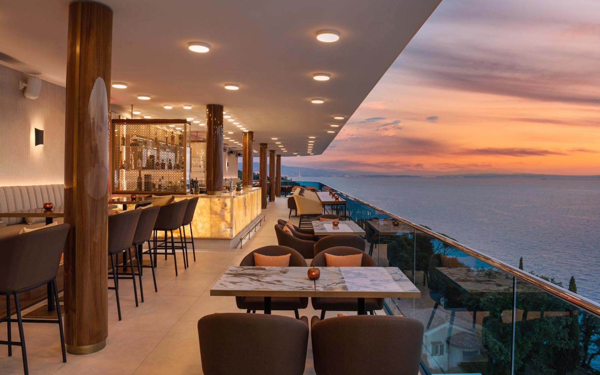 Hilton Rijeka Costabella Beach Resort And Spa Eksteriør bilde The Sky Bar