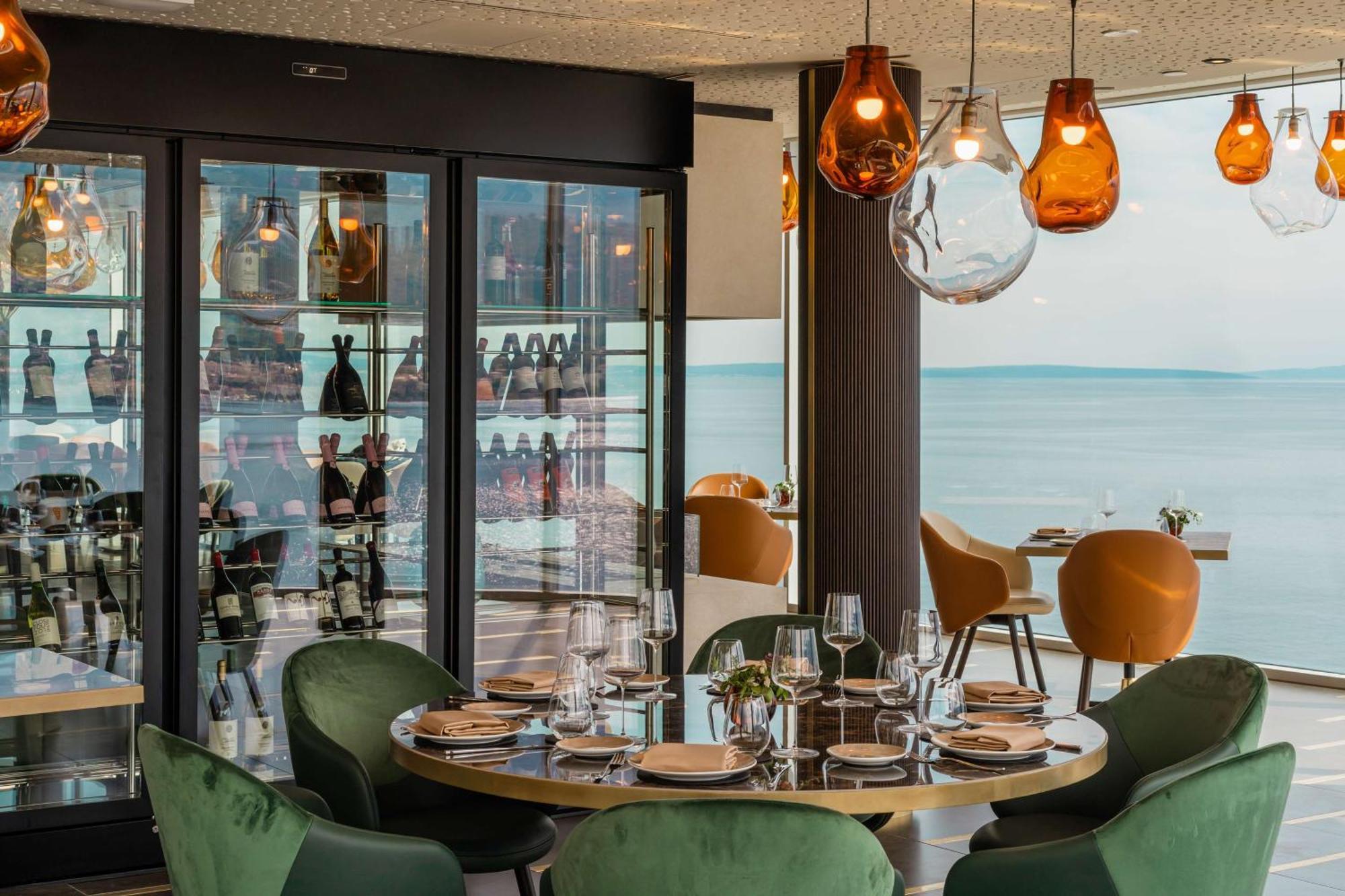 Hilton Rijeka Costabella Beach Resort And Spa Eksteriør bilde The restaurant