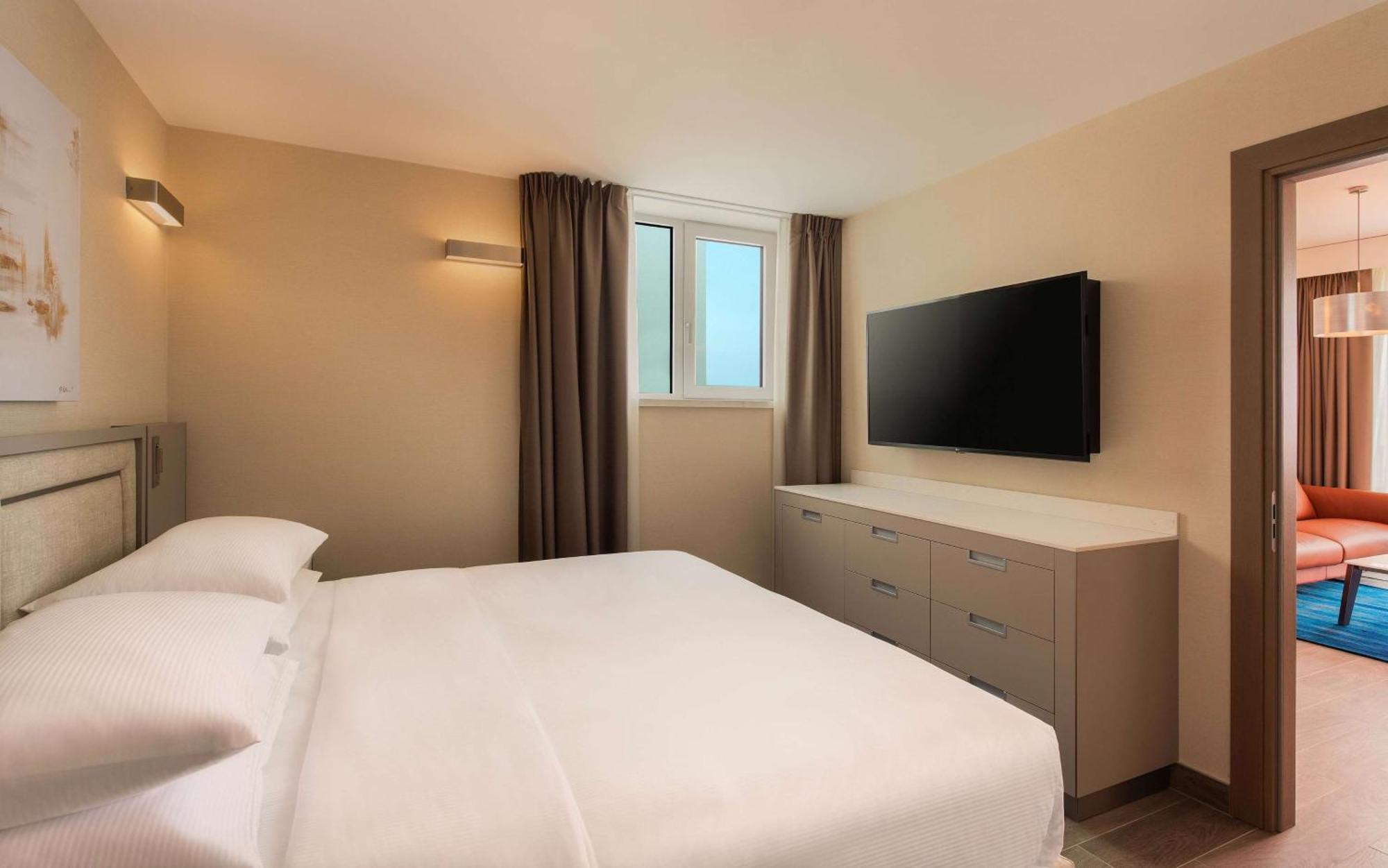 Hilton Rijeka Costabella Beach Resort And Spa Eksteriør bilde A bedroom at the hotel