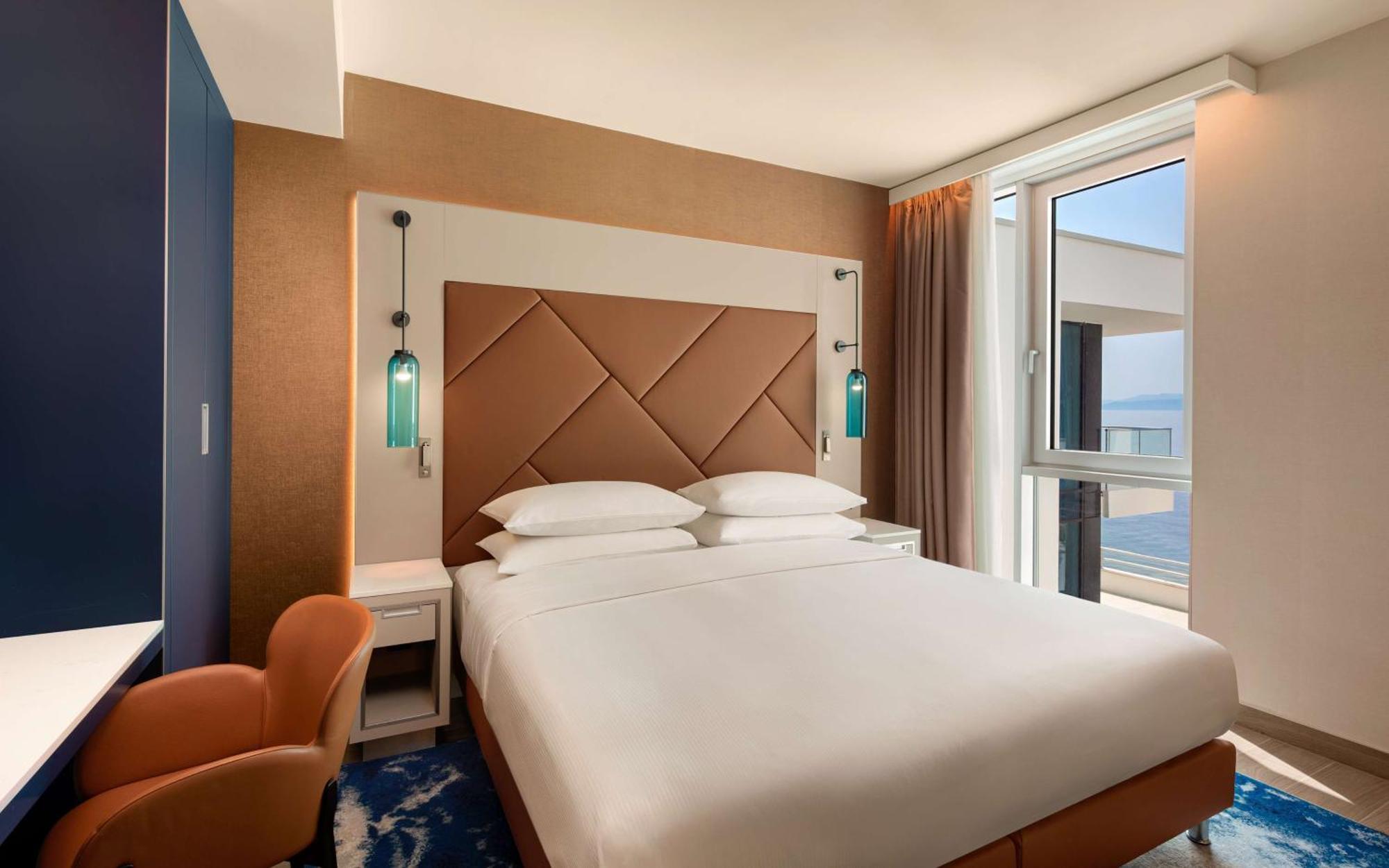 Hilton Rijeka Costabella Beach Resort And Spa Eksteriør bilde A bedroom at the hotel
