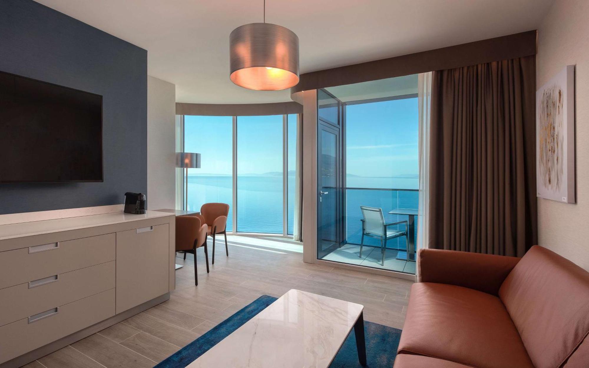 Hilton Rijeka Costabella Beach Resort And Spa Eksteriør bilde A suite at the Hilton London West End