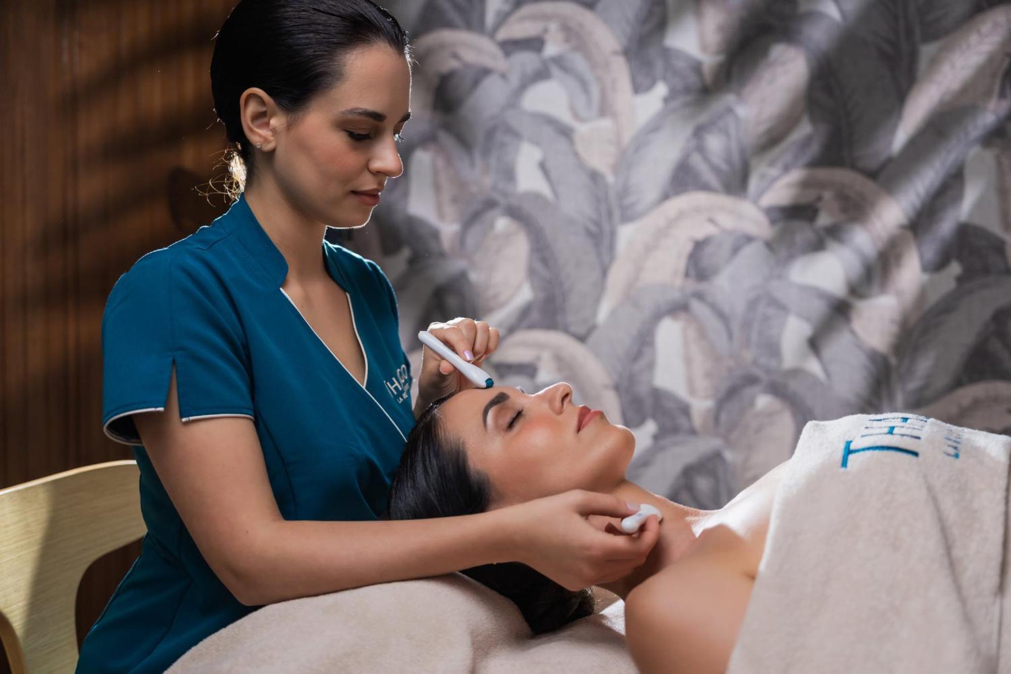 Hilton Rijeka Costabella Beach Resort And Spa Eksteriør bilde A woman receiving a facial treatment